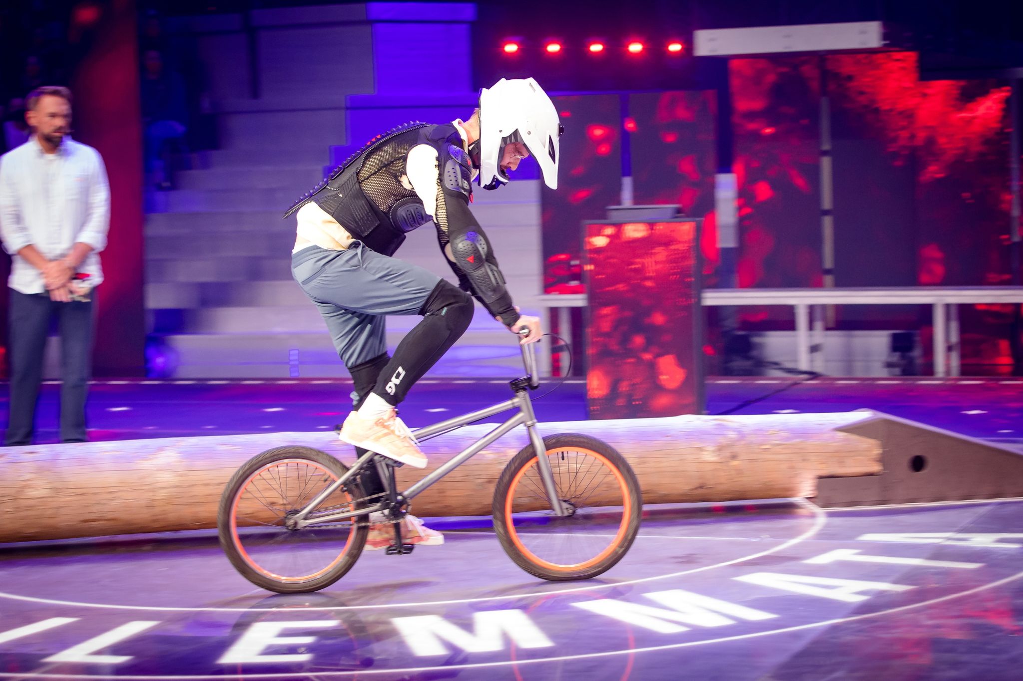 Joko Winterscheidt stürzt bei TV-Show mit BMX-Fahrrad
